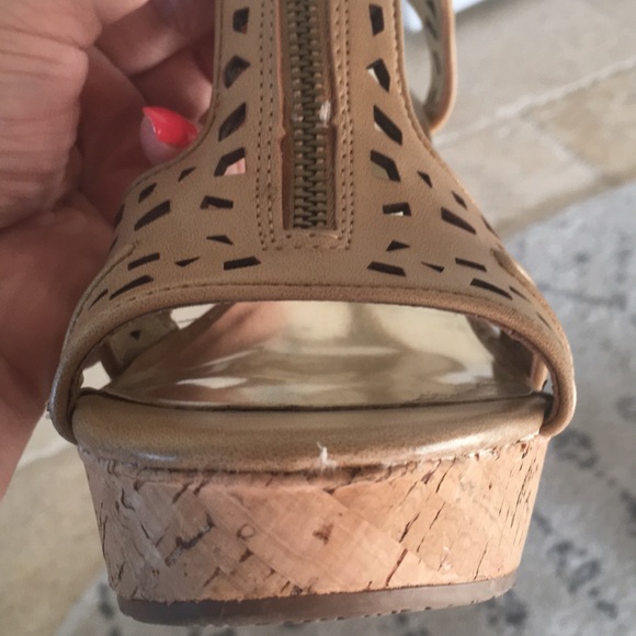 {Carlos} Laser Cut Leather and Cork Wedges - Picture 8 of 8